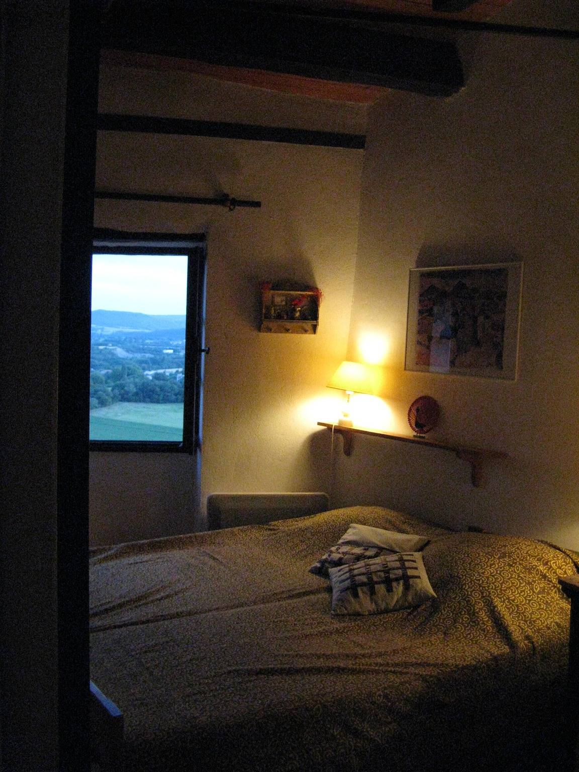 Appartement entier, Appartement 'Du Haut' avec vue montagne, terrasse privée et Wi-Fi in La Bégude-de-Mazenc, Région de nyons