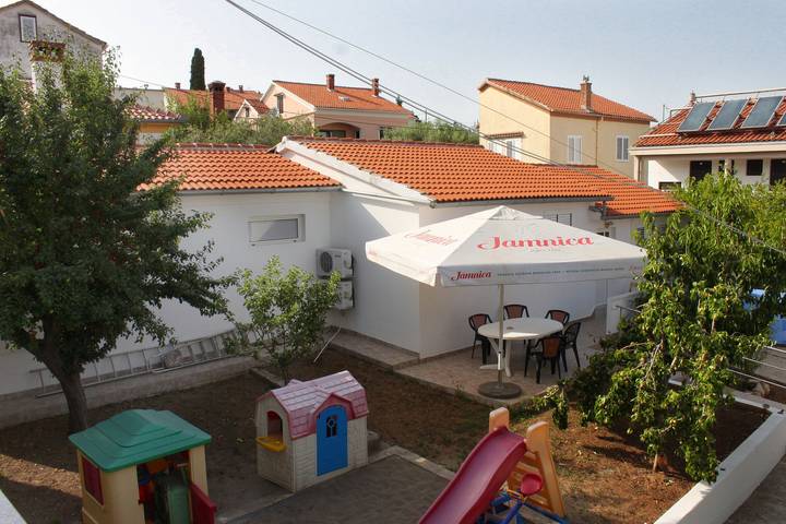Ganze Wohnung, 1-Zimmer-Ferienwohnung mit Terrasse Preko, Ugljan A-8232-b in Plaža Jaz, Poljana