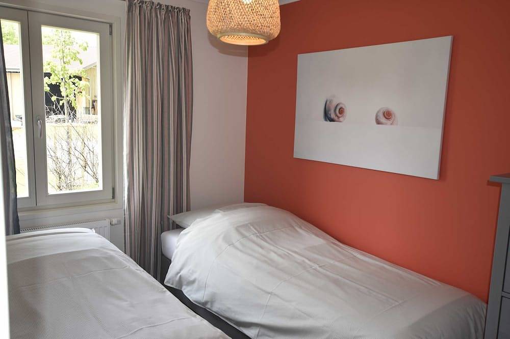 4-Raum-rotes Ferienhaus bis 8 Pers. - 4-Raum-Farbenfrohe-Ferienhäuser, Ovs 999 in Blowatz, Neuburg