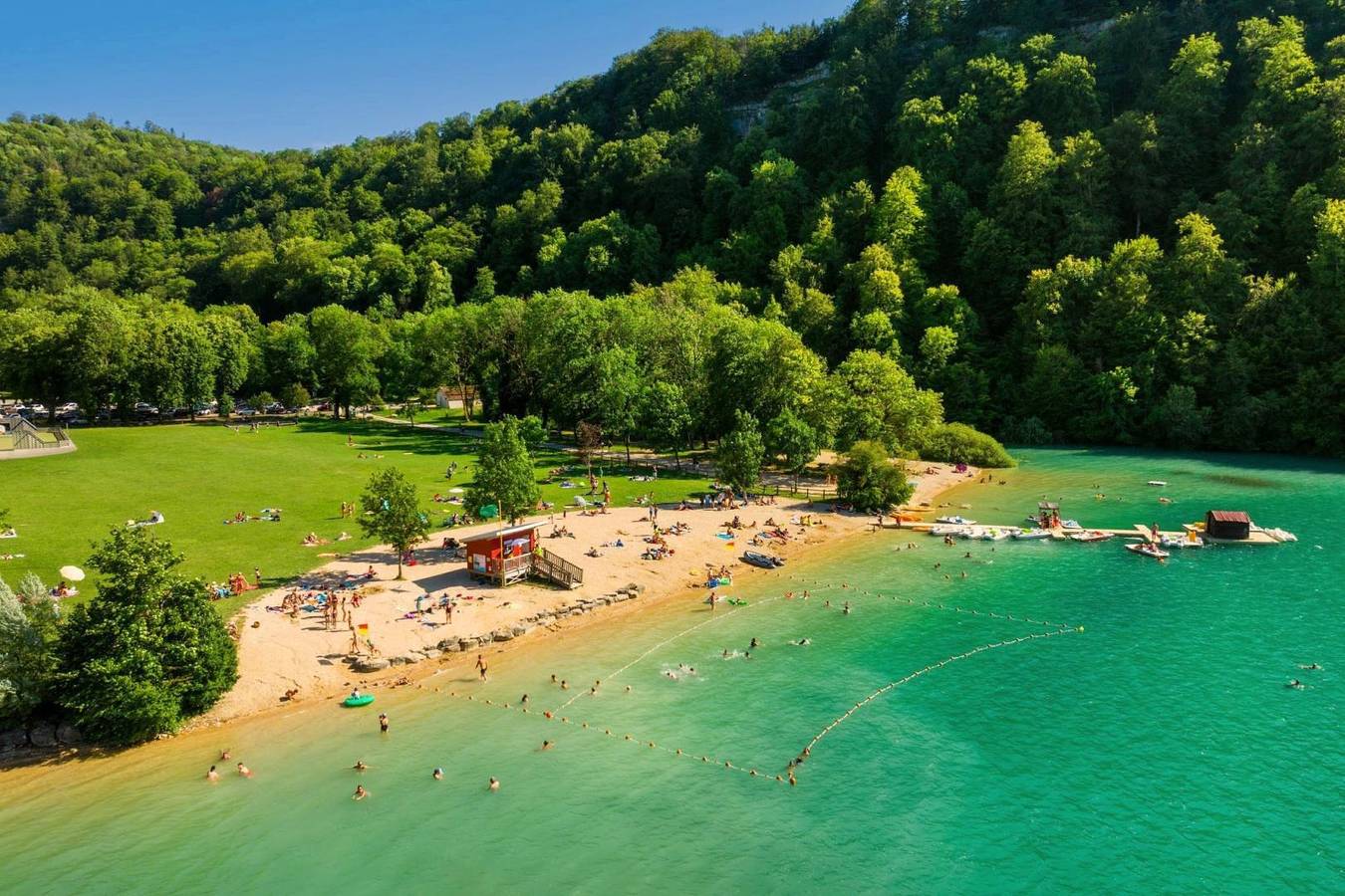 Gîte au bord du lac : WiFi, TV, Jardin, Cheminée in Doucier, Jura Francais