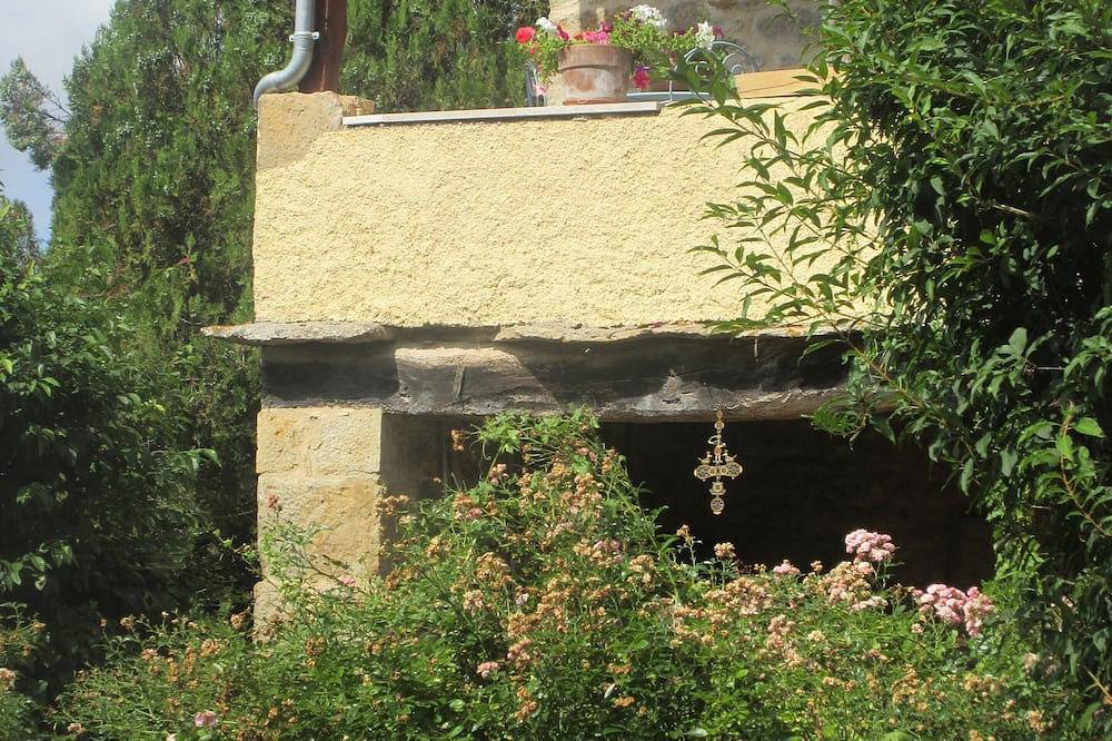 Gîte dans maison en pierre, avec piscine, à la campagne, proche Villefranche. in Savignac, Aveyron