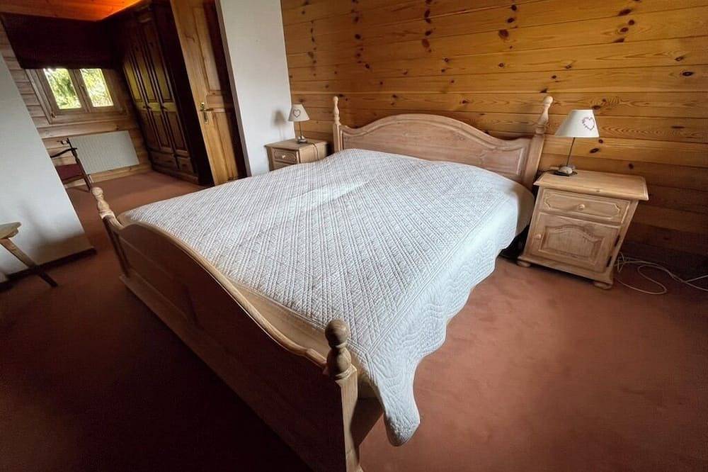 Ganze Wohnung, Grosses, sehr helles Chalet für 8 Personen mit grosser Terrasse, Garten und schöner freier Aussicht. in Saint Luc, Anniviers