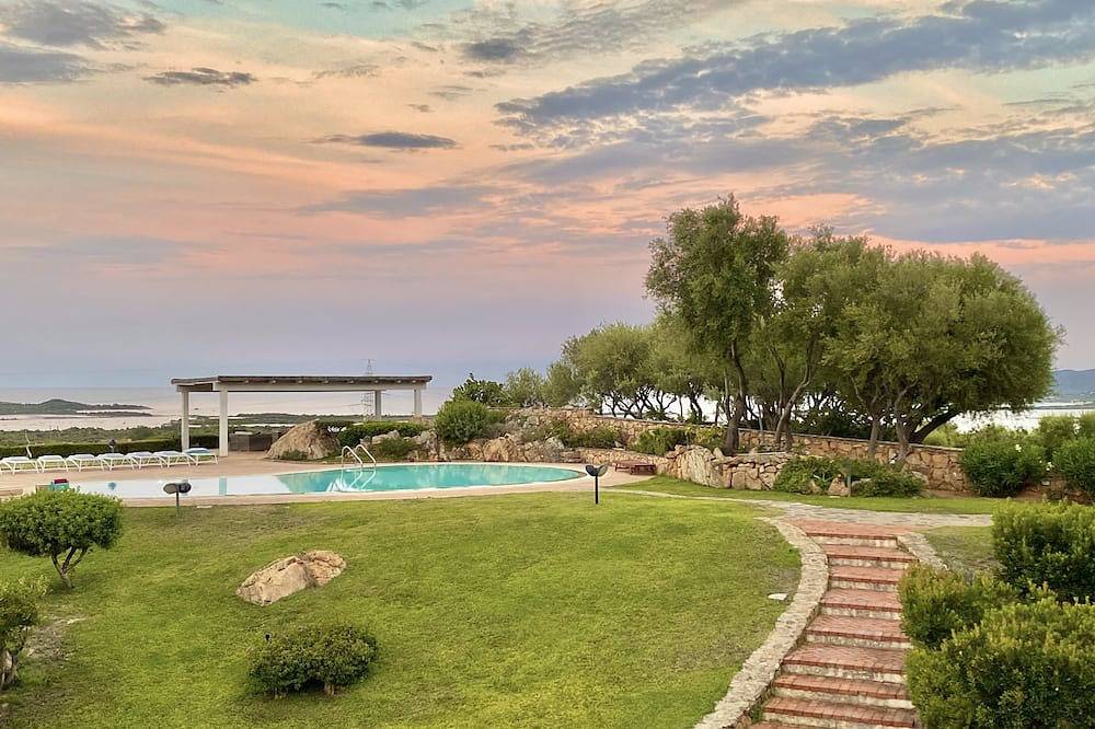 Ganze Wohnung, Nr. 5. Fantastische Wohnung mit Pool, Panoramablick, 5 Minuten vom Strand entfernt in Lu Fraili di Sopra, San Teodoro