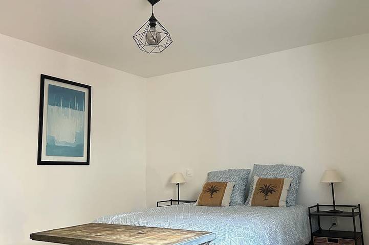 Entire apartment, Spacious and quiet first floor *clim in Roquemaure, Nimes region
