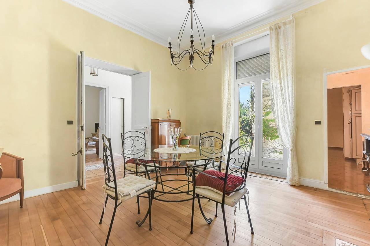Appartement entier, Les Bellevue Cité "4 Apartments, 1 with Garden & Private Parking, Aircon, Wifi, Free Public Car Park, 1 km from Cité" in Carcassonne, Région de Carcassonne