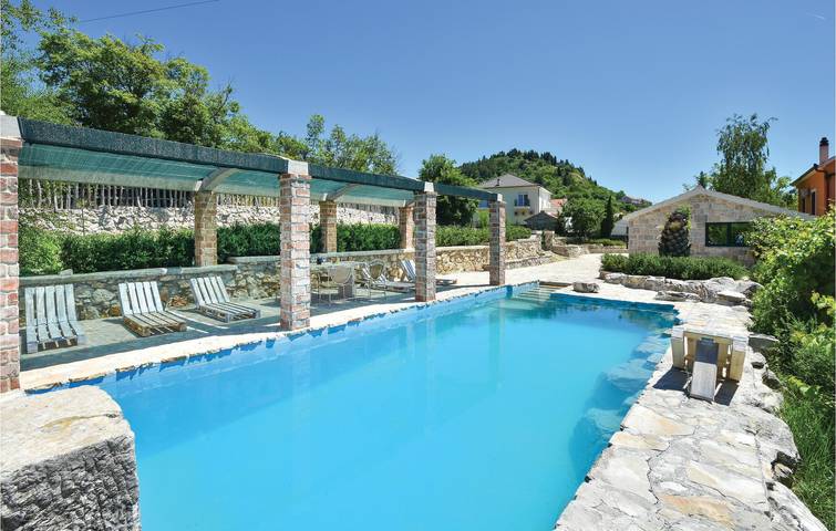 Gemütliche Ferienwohnung mit Pool und Terrasse in der Nähe des Stadtzentrums von Sinj in Sinj, Dalmatinisches Zagora