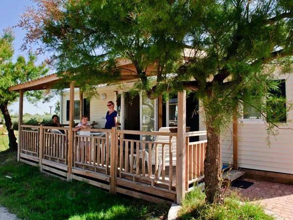 Bungalow pour 2 personnes, avec Terrasse et Jacuzzi ainsi que Jardin et Bassin pour enfant à Saintes-Maries-de-la-Mer