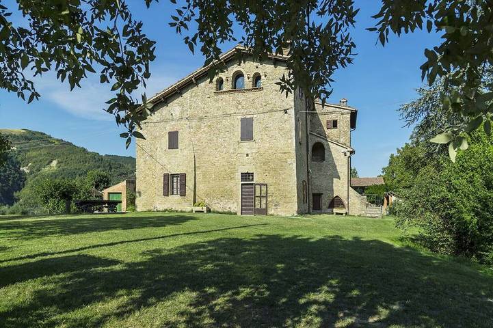 Agriturismo per 4 persone, con piscina e giardino in Modigliana