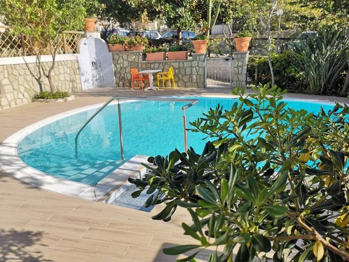 Appart’hôtel pour 4 personnes, avec Jacuzzi et Terrasse ainsi que Jardin et Piscine dans Ischia