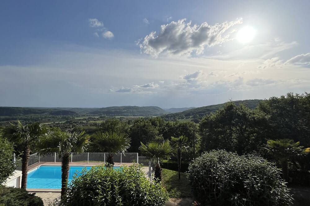 Maison avec piscine et superbe vue sur la vallée de la Dordogne in Cazoulès, Dordogne