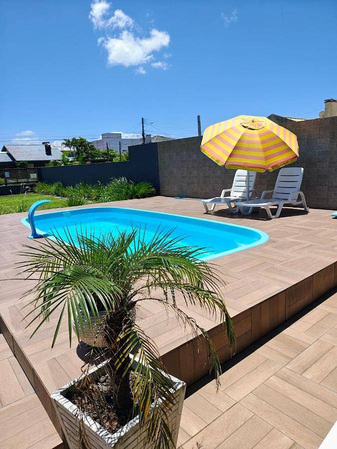 Casas e apartamentos de temporada para 24 pessoas, com vista e jardim e ainda piscina em Capão da Canoa