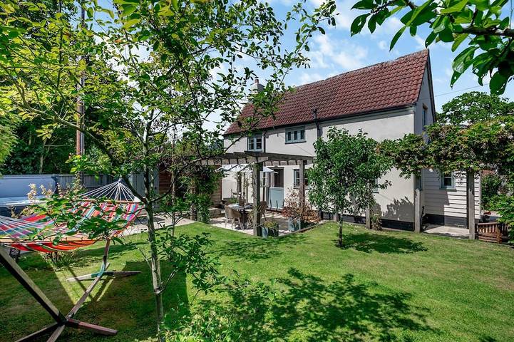 Cottage for 2 people, with Balcony/Terrace and Hot tub as well as Garden in Suffolk