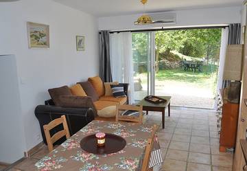 Gîte pour 4 personnes, avec jardin ainsi que piscine et terrasse, animaux acceptés à La Tour-d'Aigues