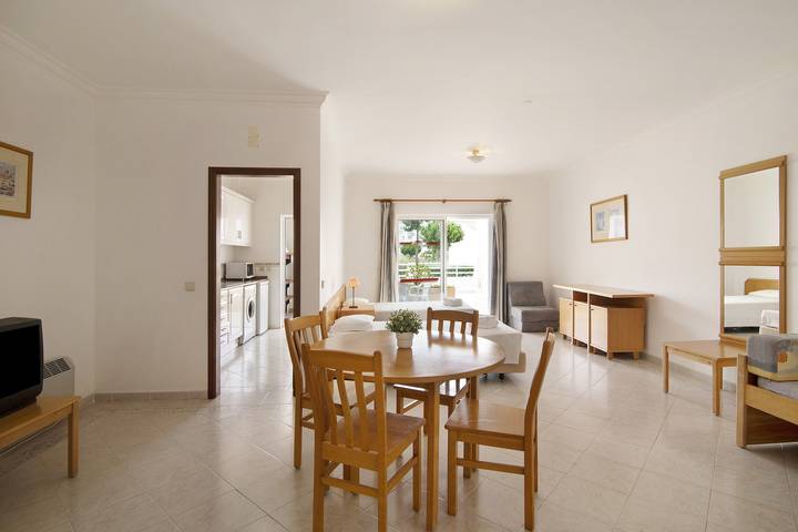 Entire apartment, Apartment "Aldeia da Galé T0 804" with Pool, Balcony, Bbq, Garden & Tennis Court; Pet Friendly in Guia, Faro District