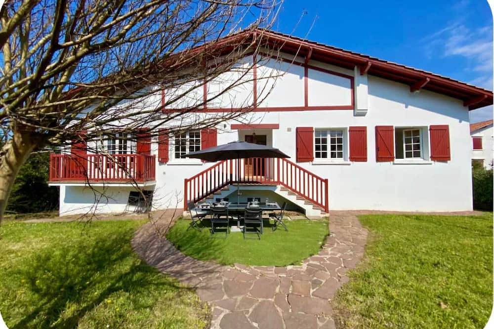 In the village, house, garden, parking, walking distance to the beach in Guéthary, Region de Bayona