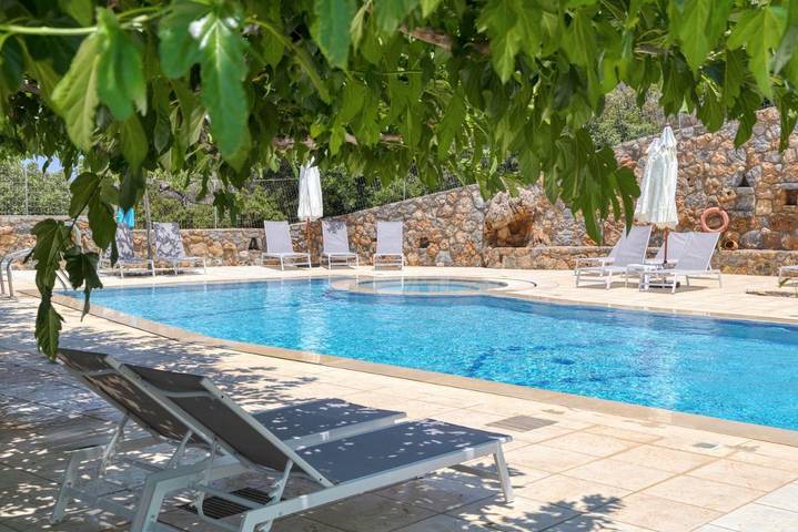 Appart’hôtel pour 5 personnes, avec vue ainsi que piscine et jardin