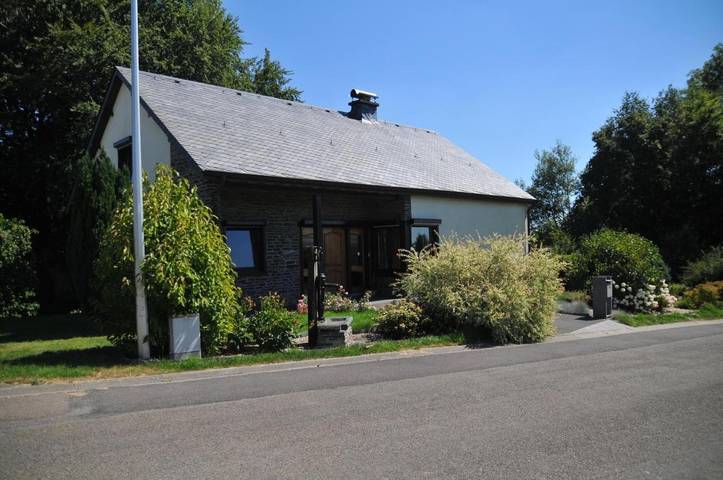 Vakantiehuis voor 9 personen, with Balkon and Terras as well as Tuin and Zwembad in Gouvy