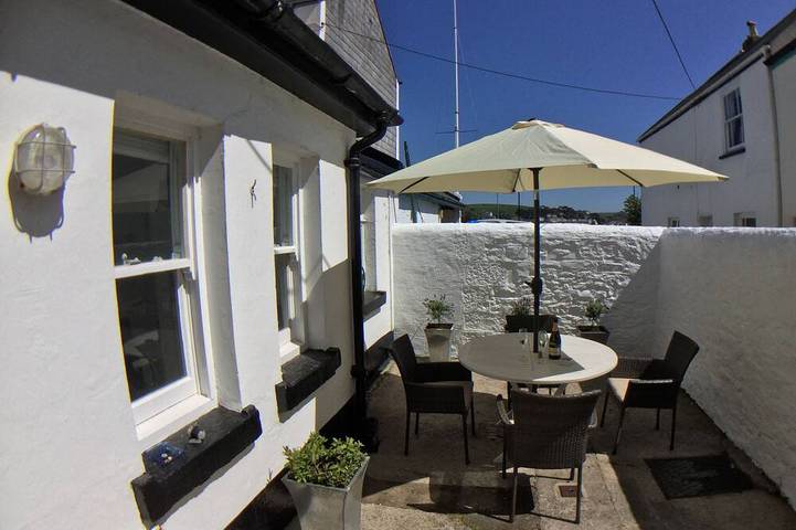 Cottage for 4 people, with Terrace and Garden as well as Pool in Appledore