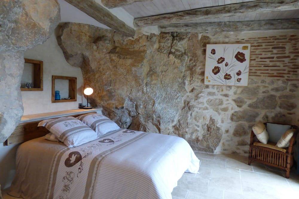 Beautiful detached Quercy house facing the beach at Saint Cirq Lapopie in Tour-de-Faure, Massif Central