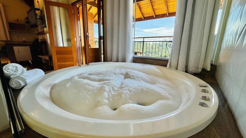 Lodge para 2 pessoas, com terraço e jacuzzi e ainda jardim em Monte Verde