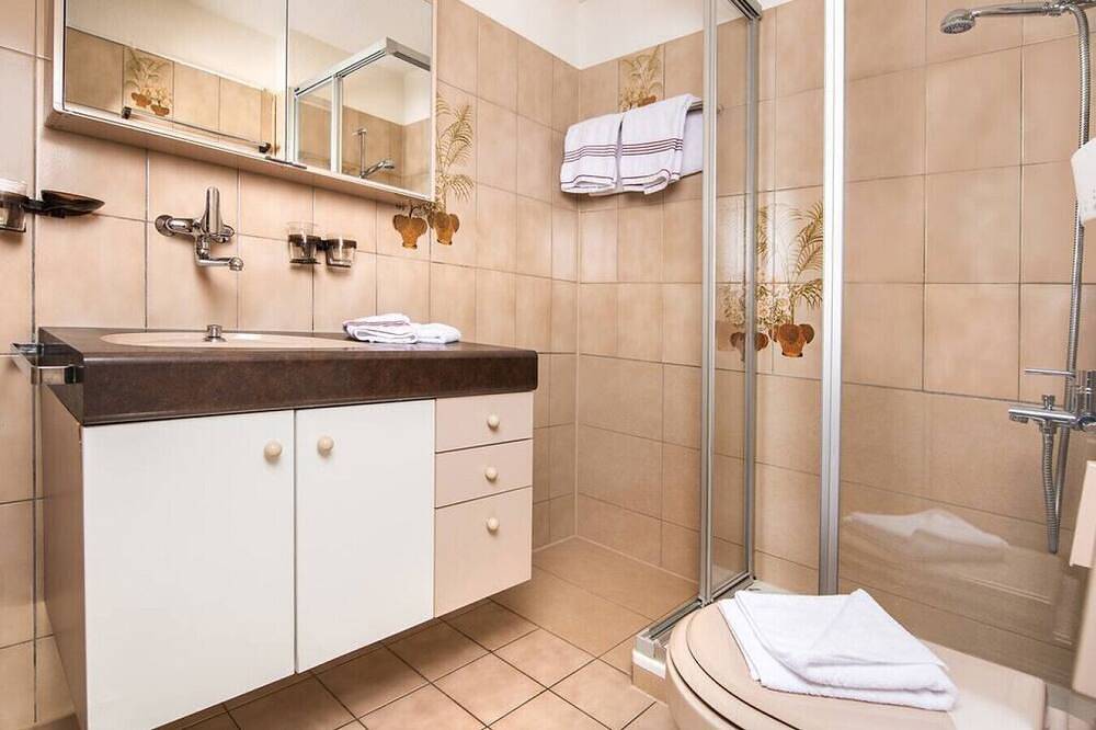 Entire apartment, Swisshut Stunning Views Alps & Lake - Apart. Carpe Diem in Sigriswil, Lake Thun