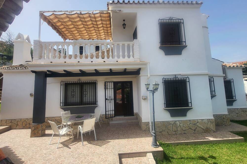 Villa - Casa del Sol! Detached villa with pool, outdoor terraces near the beach! in Urbanización Punta Lara, Nerja