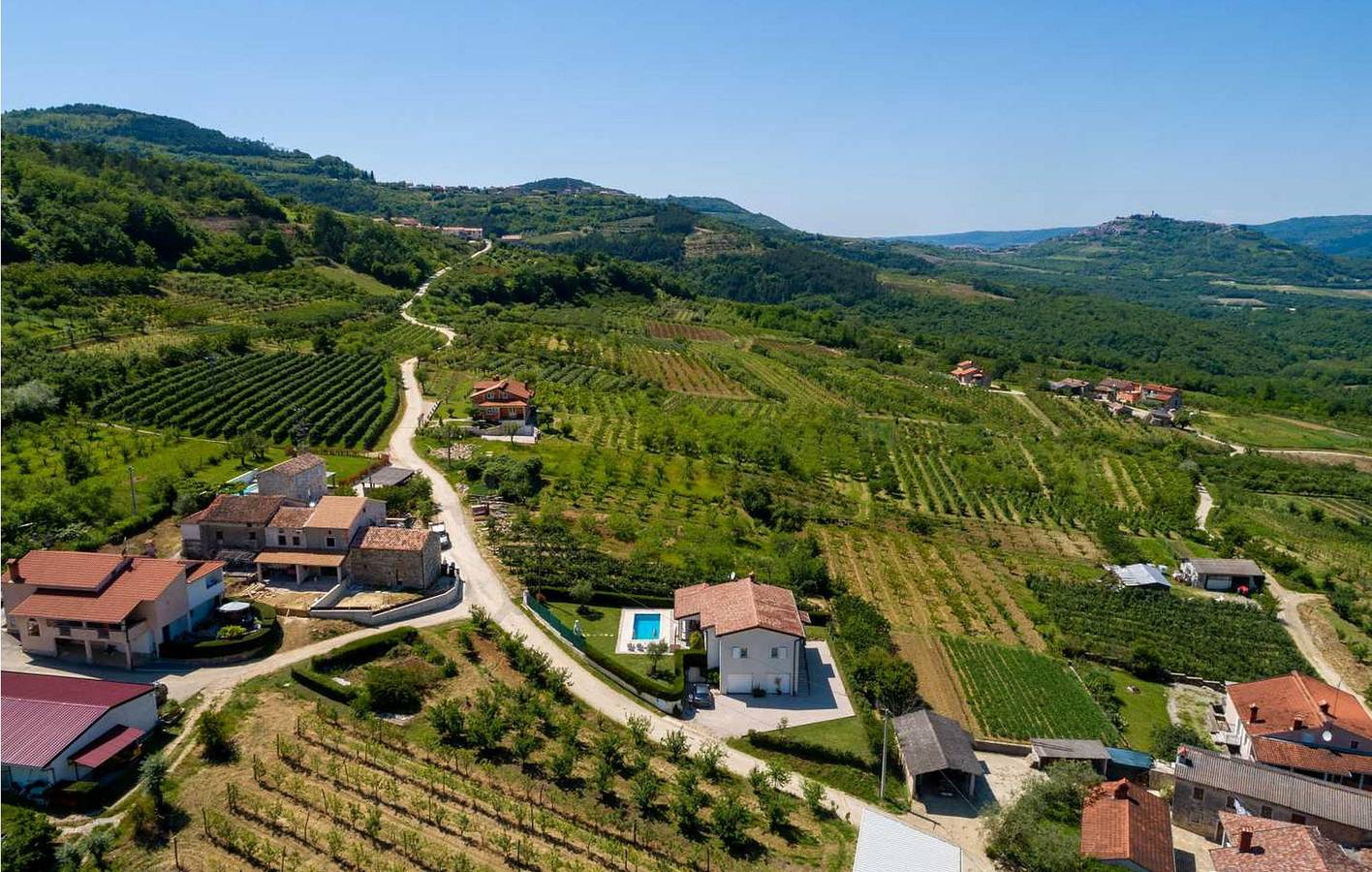 Modern appartement met 2 slaapkamers, zwembad en terras, op 2,5 km van het centrum van Novaki Motovunski in Općina Motovun, Centraal Istrië