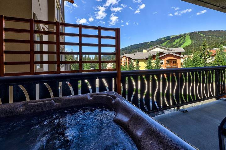 Vacation rental for 6 people, with balcony and hot tub in Sun Peaks