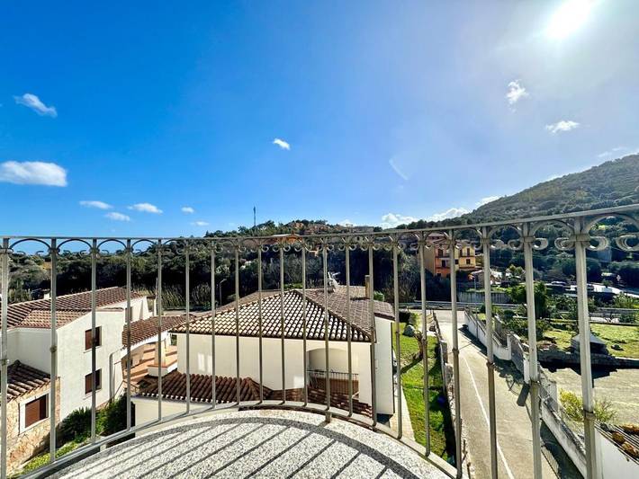 Gîte pour 4 personnes, avec balcon et vue à Loceri