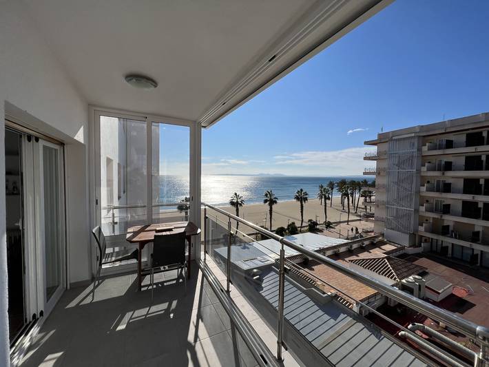 Entire apartment, Holiday apartment for 5 people with terrace in Platja de Sant Margarida (Roses), Roses