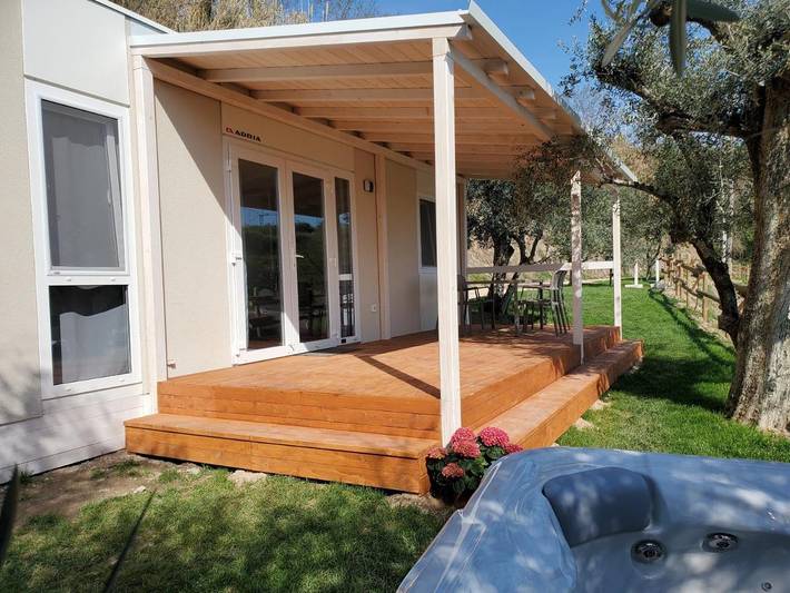 Bungalow per 4 persone, con piscina e idromassaggio nonché giardino e terrazza a Lazise