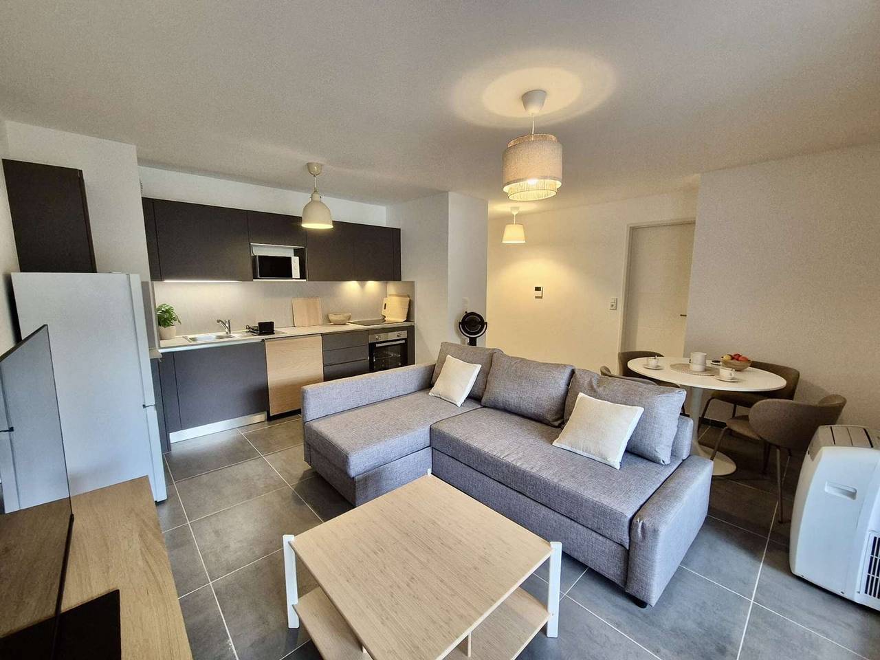 Appartement entier, Appartement moderne avec piscine, climatisation et parking à Cavalaire-sur-Mer in Cavalaire-sur-Mer, Région de Draguignan