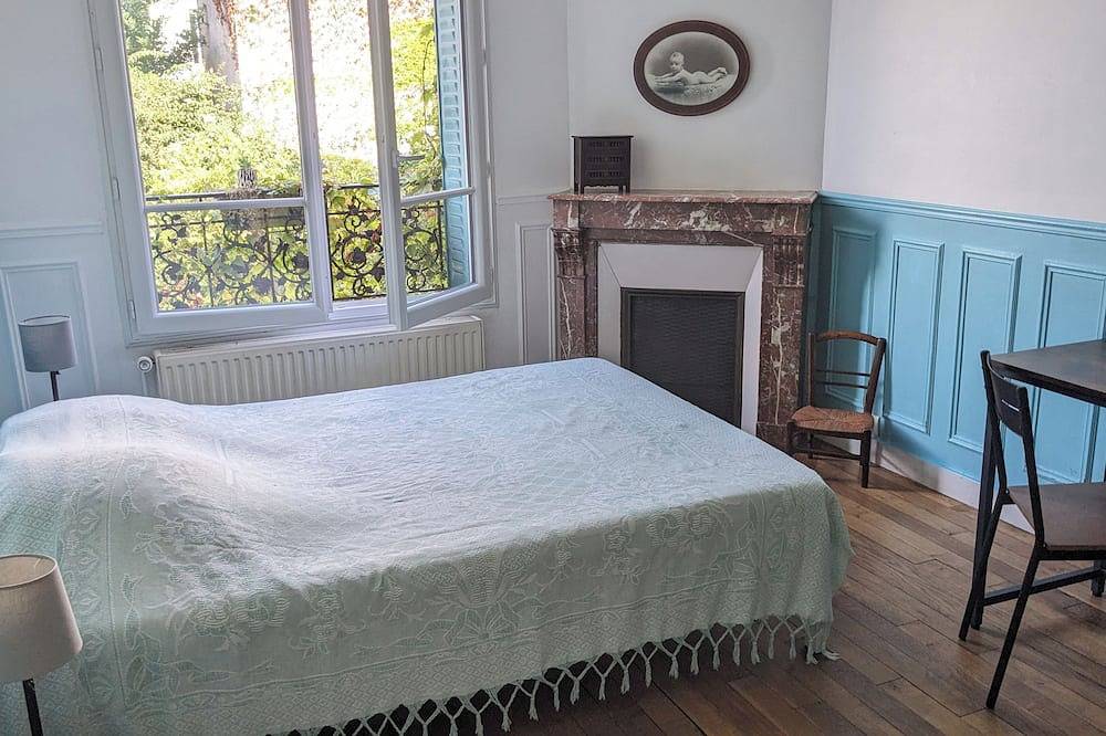 Charming and spacious house, for 12p. Garden, Parking lots, 5' away from metro in Les Lilas, Seine-Saint-Denis