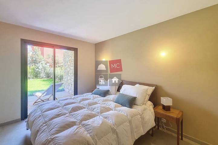 Gîte pour 2 personnes, avec terrasse et jardin dans Golf De Beauvallon - 2