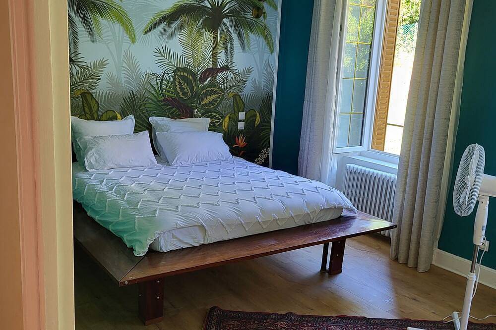 Grande suite avec accès salle de séjour, terrasse, jardin – Thiers centre, gare in Thiers, Région de Thiers