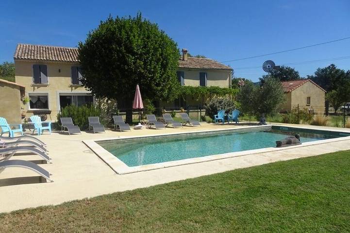 Gîte pour 12 personnes, avec jardin à Puyméras