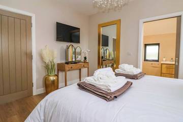 Log Cabin for 8 People in Brandesburton, East Riding of Yorkshire, Photo 4