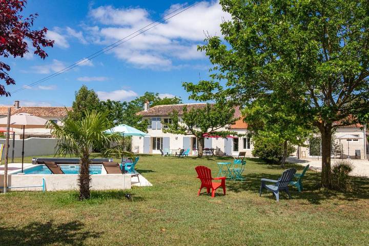 Location de vacances pour 2 personnes, avec piscine ainsi que jardin et vue à Balanzac