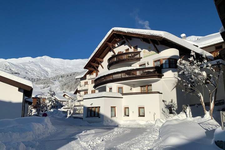 Chalet voor 8 personen, with uitzicht and sauna as well as balkon in Fiss