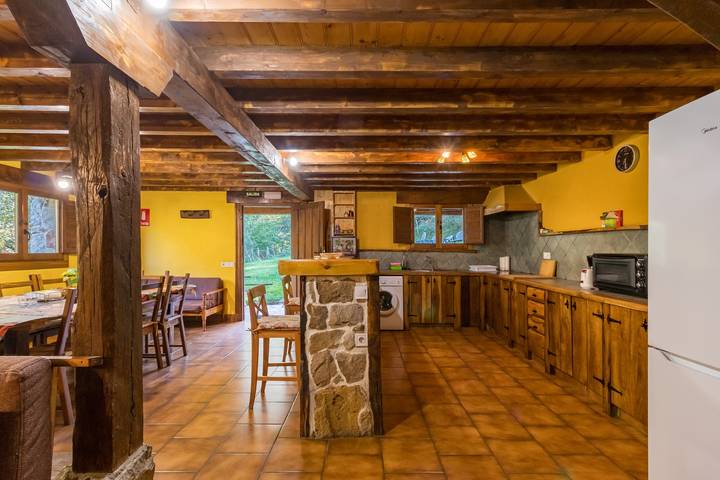 Casa rural 'La Hirriria' con vistas a la montaña, terraza privada y jardín privado in San Roque de Riomiera, Cordillera Cantábrica