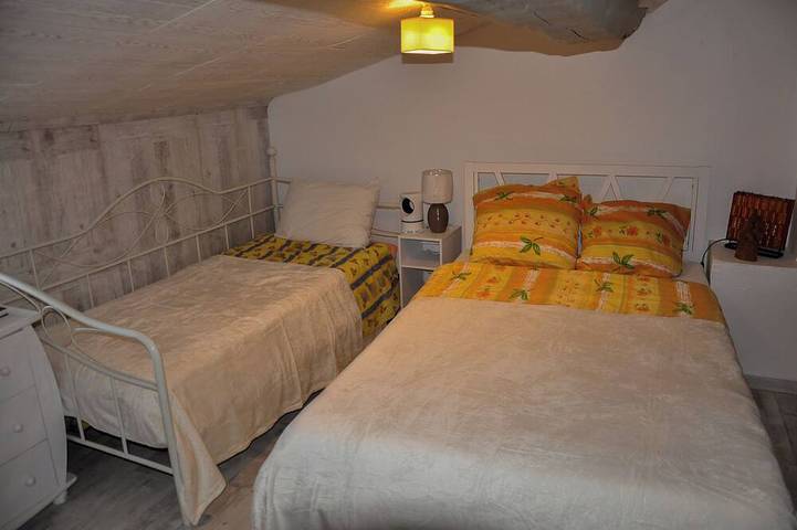 Old rafter house, exposed stonework 2 bedrooms Sleeps up to 6 people in Montjoux, Región de Nyons