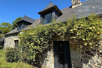 Gîte pour 6 personnes, avec piscine ainsi que jardin et terrasse, animaux acceptés à Hénansal