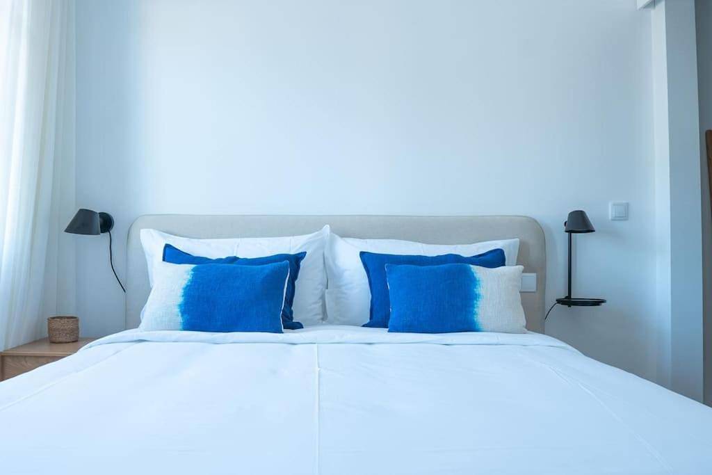Apartamento inteiro, New Estrela da Praceta Apt w/ 3 Suites & Oceanview in Carcavelos e Parede, Costa de Lisboa