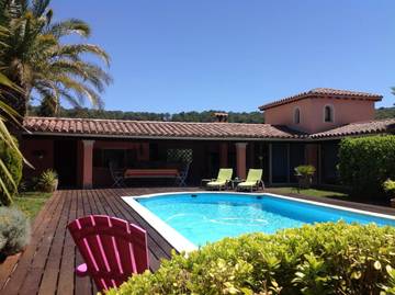 Gîte pour 3 personnes, avec piscine ainsi que vue et jardin à Saint-Privat-des-Vieux