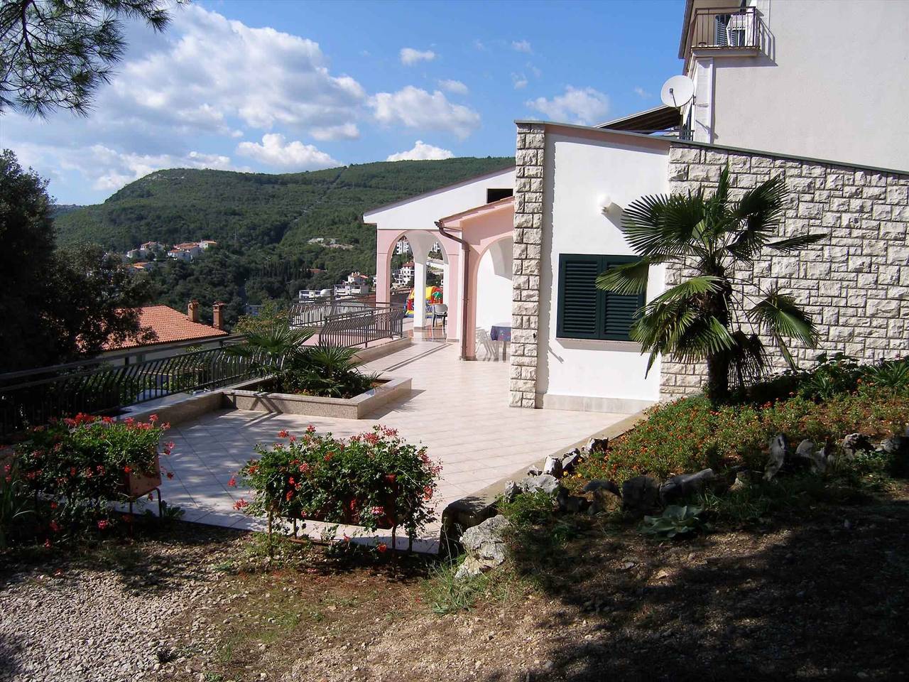 Entire holiday apartment, Holiday apartment mit Terrasse und Meerblick  in Rabac, Labin-Rabac