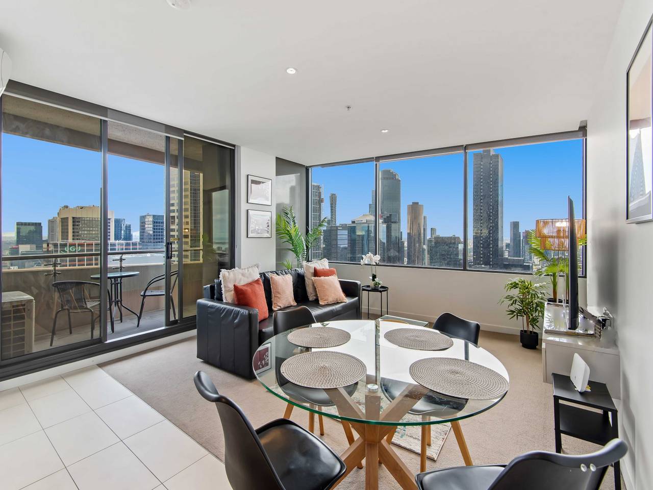 Entire apartment, Pristine 2-Bed Central Apartment with City Views in Melbourne, Victoria