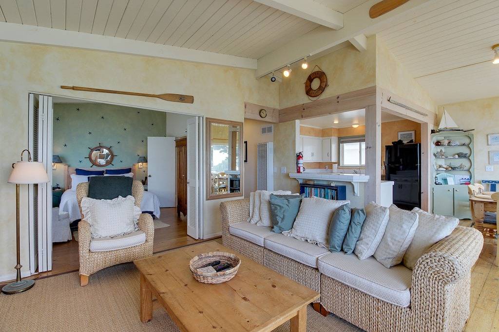 Helles Haus am Meer mit möbliertem Balkon und spektakulärer Aussicht in Cayucos, San Luis Obispo County