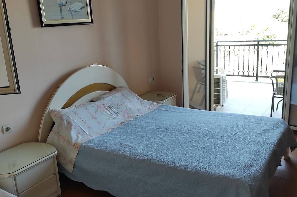 Spacious Room with a Private Bathroom - Stay with a Cretan Family! in Zuid-Kreta