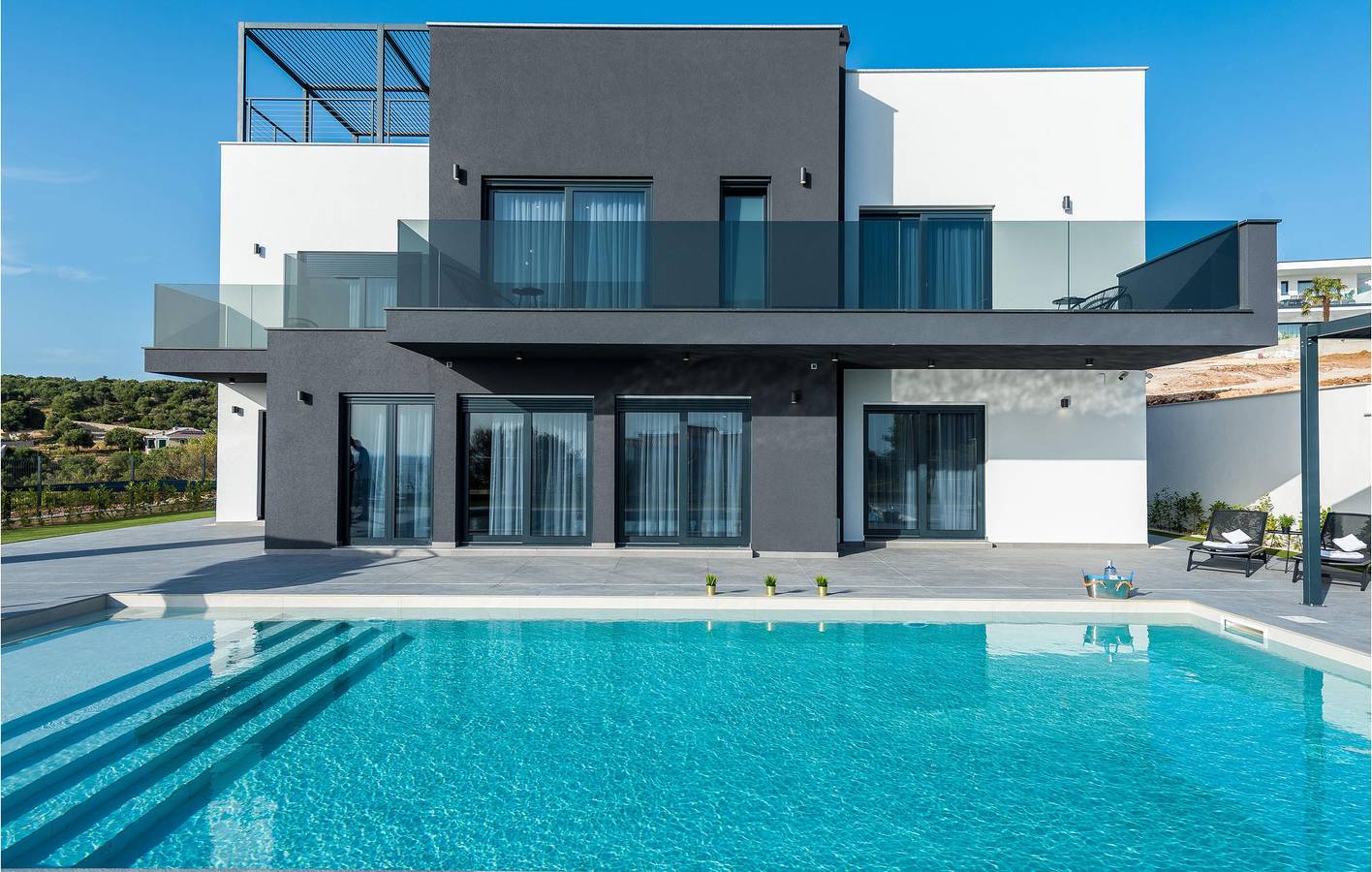 Reizende Ferienwohnung mit Meerblick, Pool und Parkplatz, 1,5 km von der Küste entfernt in Jakišnica, Pag