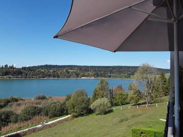 Gîte pour 3 personnes, avec balcon ainsi que vue sur le lac et vue dans Lac de Saint-Point